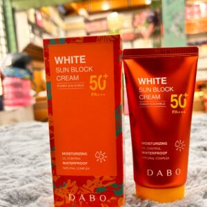 Dabo White Sunblock Cream SPF50+ PA+++ (70ml) একটি কোরিয়ান সানস্ক্রিন যা ত্বককে সূর্যের ক্ষতিকর UVA এবং UVB রশ্মি থেকে সুরক্ষা প্রদান করে।