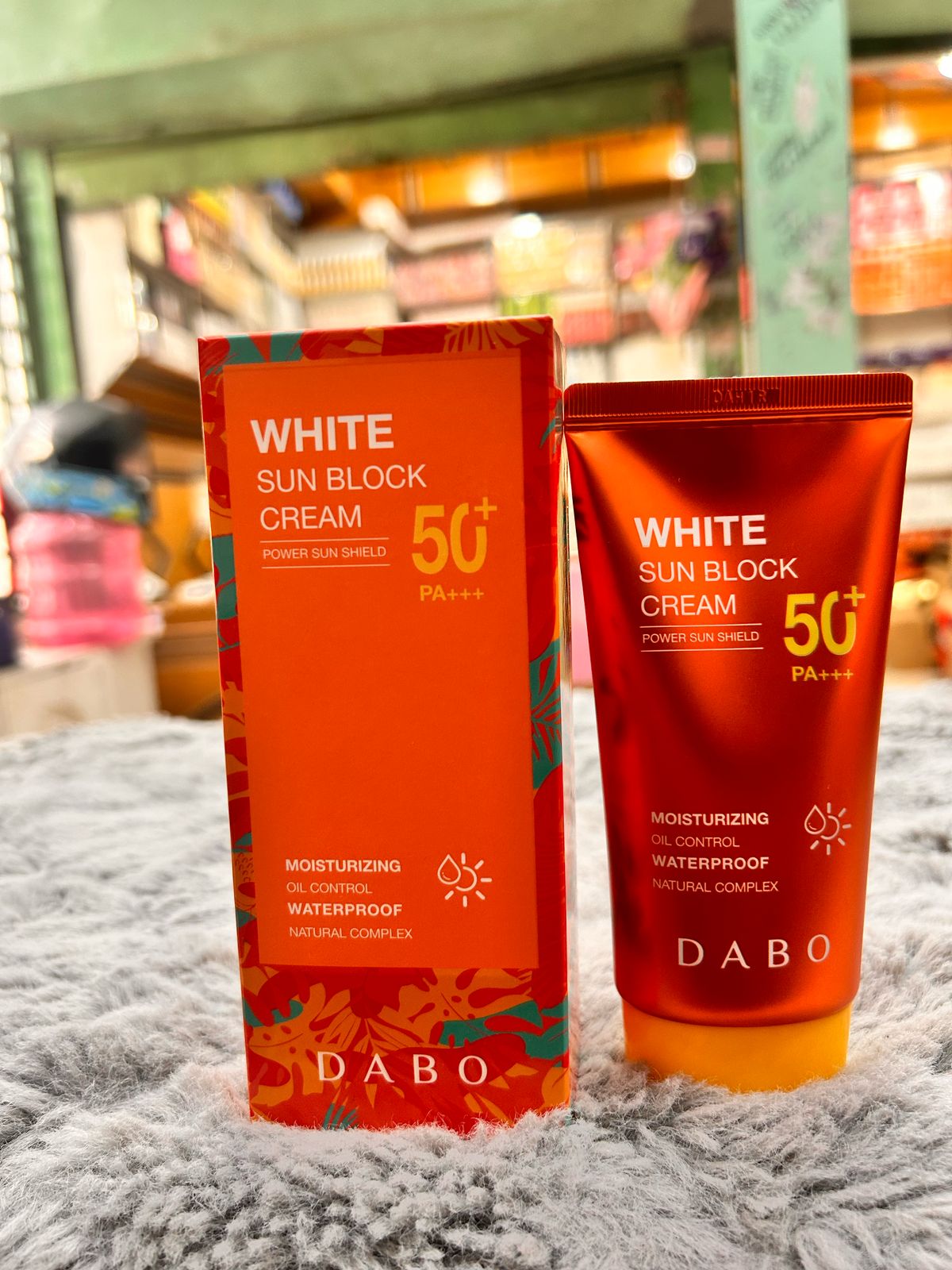 Dabo White Sunblock Cream SPF50+ PA+++ (70ml) একটি কোরিয়ান সানস্ক্রিন যা ত্বককে সূর্যের ক্ষতিকর UVA এবং UVB রশ্মি থেকে সুরক্ষা প্রদান করে।